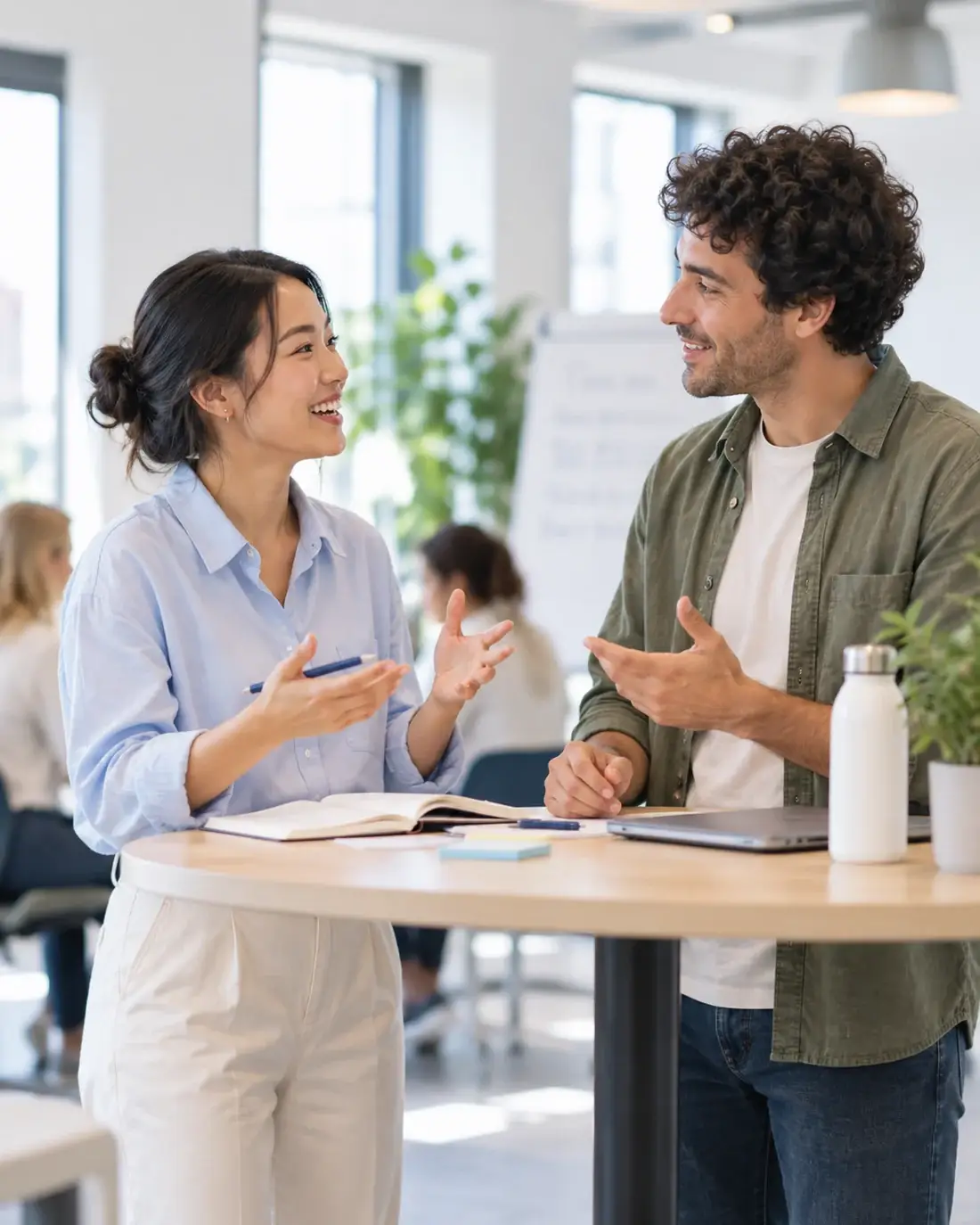 Twee jonge professionals oefenen taal en communicatie in een heldere kantooromgeving