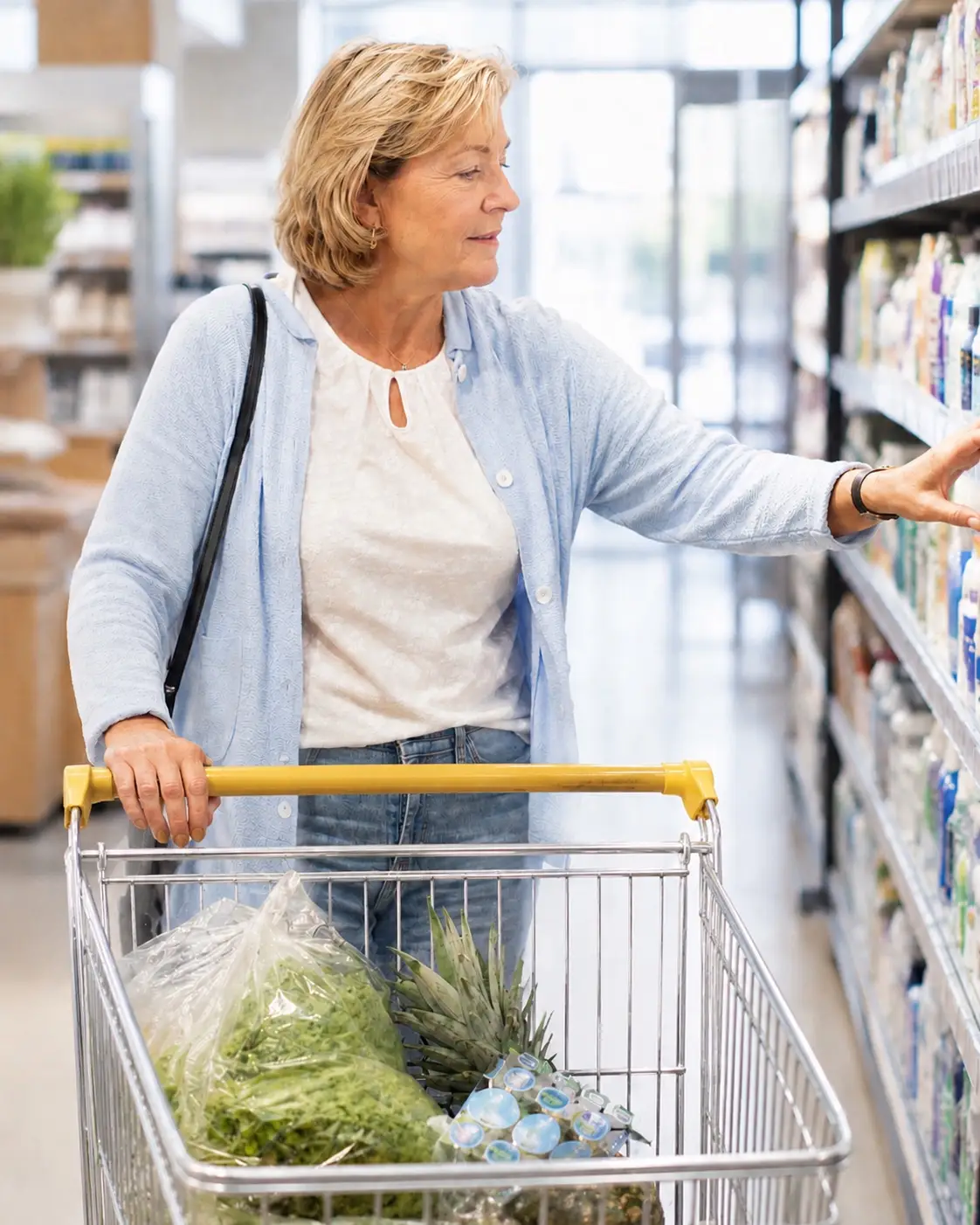 Vrouw doet boodschappen in supermarkt